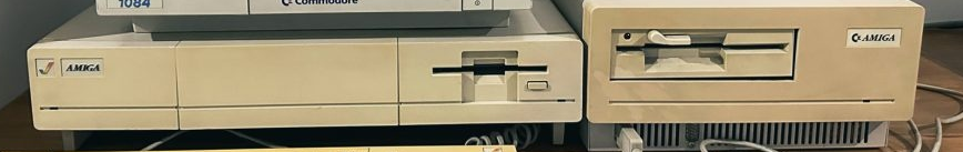Archivfoto eines Commodore Amiga 1000 mit externem Commodore-A1010-Diskettenlaufwerk; oberhalb ist ein Teil des verwendeten Commodore-1084-Monitors sichtbar
