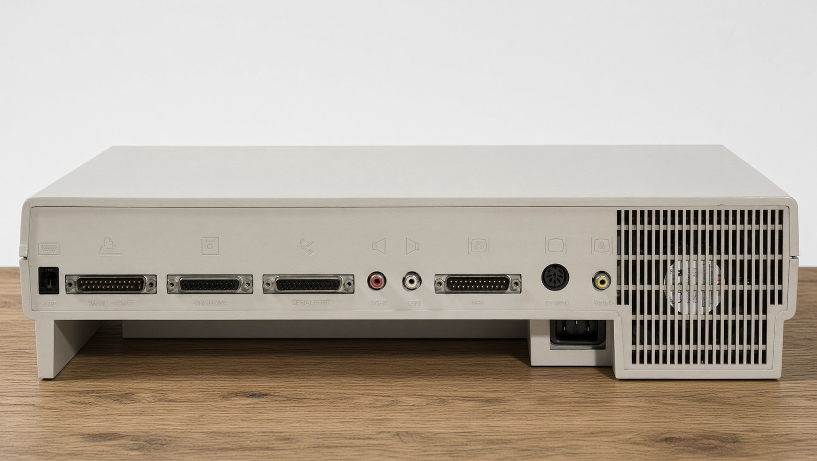 Rückseite des dokumentierten Commodore Amiga 1000 mit Tastatur-, Parallel-, Diskettenlaufwerk-, Seriell-, Audio-, RGB-, TV-Modulator- und Videoanschlüssen