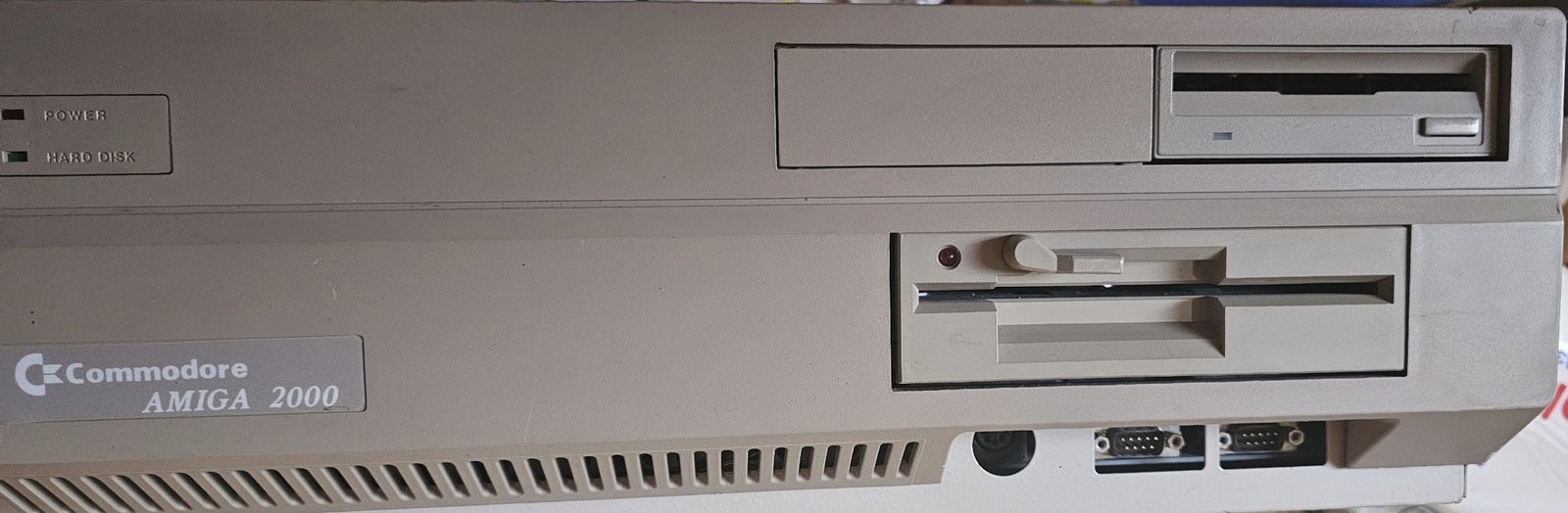 Frontseite des dokumentierten Commodore Amiga 2000 mit 3,5-Zoll- und 5,25-Zoll-Diskettenlaufwerk