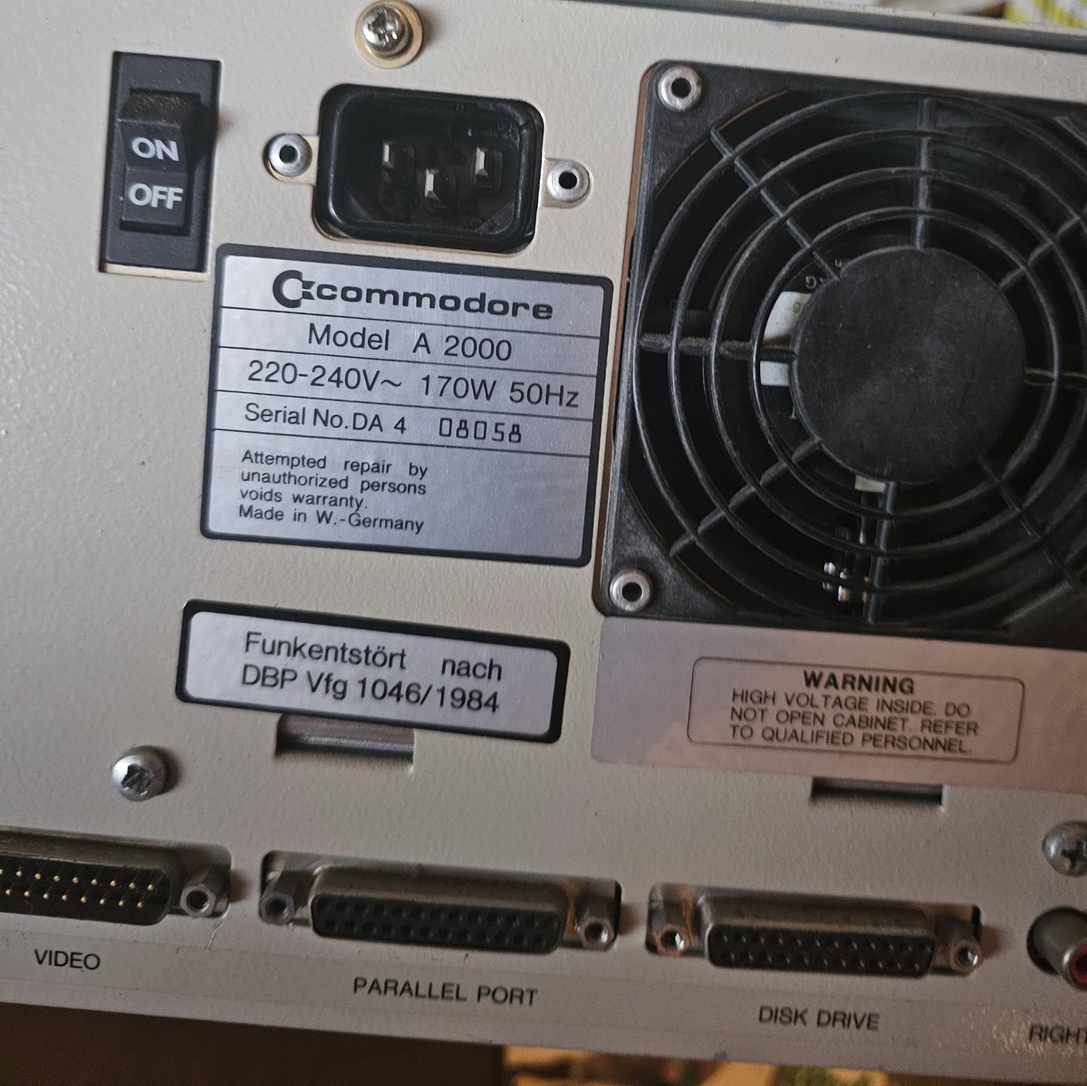 Nahaufnahme von Typenschild, Netzschalter, Netzanschluss und Lüfter des Commodore Amiga 2000 mit Seriennummer DA 4 08058