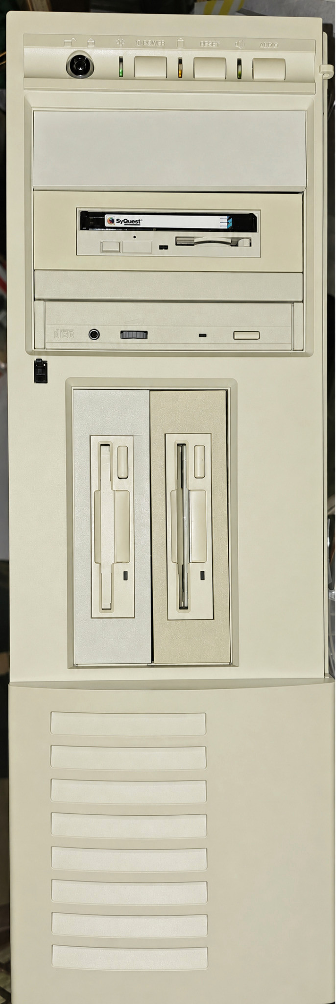 Frontansicht des dokumentierten Commodore Amiga 4000 Tower mit dem von außen zugänglichen SyQuest-Wechsellaufwerk