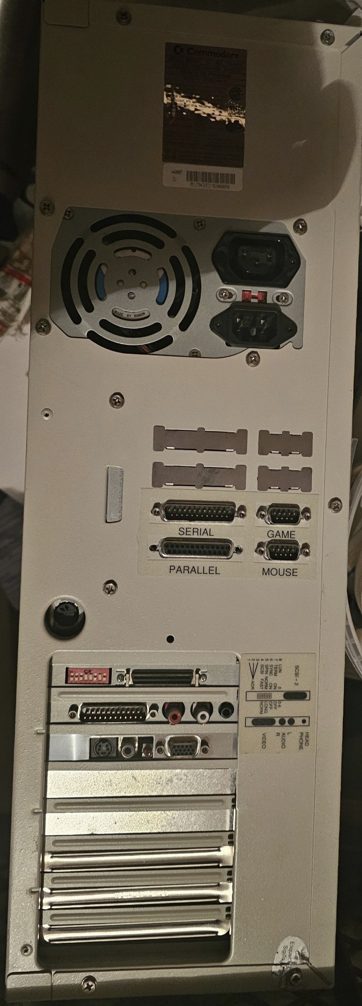 Komplette Rückseite des dokumentierten Commodore Amiga 4000 Tower mit Netzteil, serieller und paralleler Schnittstelle, Game- und Mouse-Anschluss sowie Erweiterungskarten