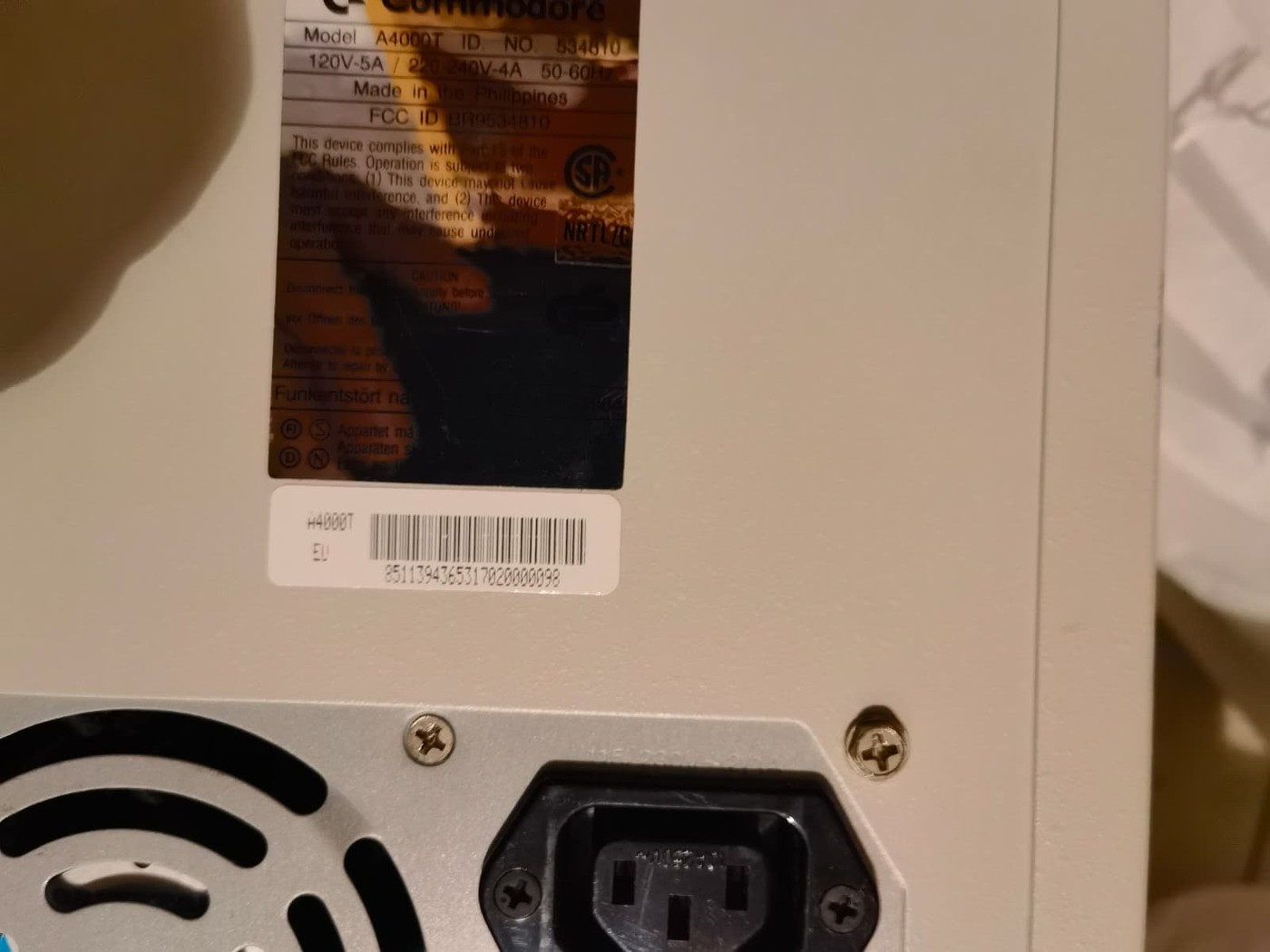 Barcodeaufkleber des Commodore Amiga 4000 Tower mit der am Ende sichtbaren Seriennummer 0000098