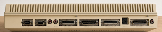 Originalaufnahme der Rückseite des eigenen Commodore Amiga 500 mit den beschrifteten Anschlüssen