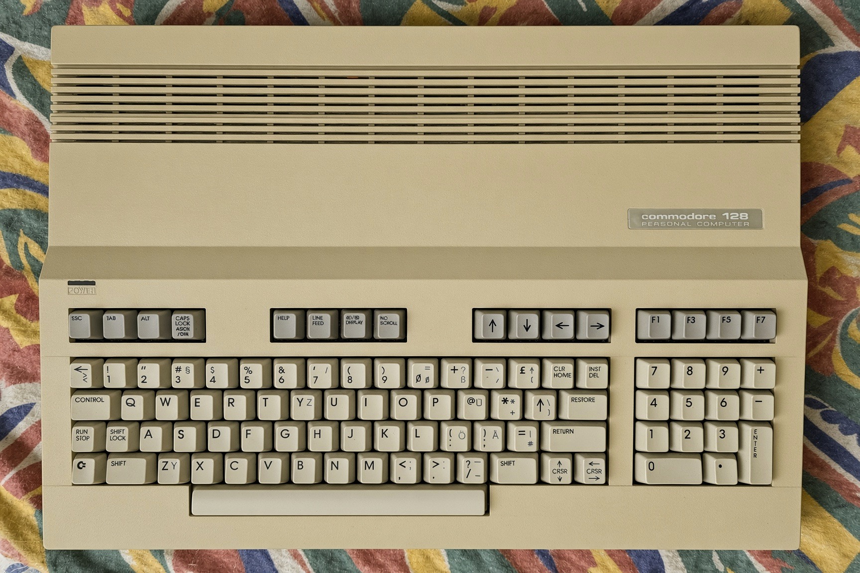 Erhaltener Commodore 128 von oben mit deutscher QWERTZ-Tastatur