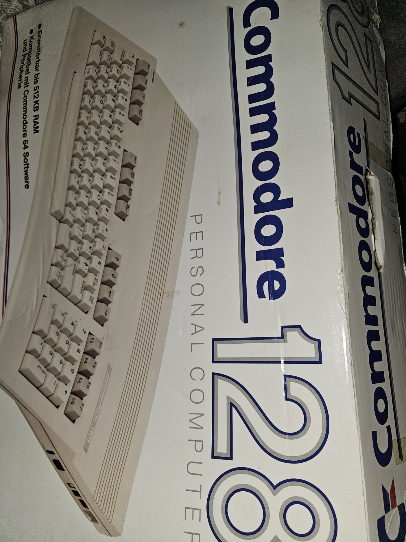 Vorderseite des erhaltenen originalen Commodore-128-Kartons mit Produktabbildung