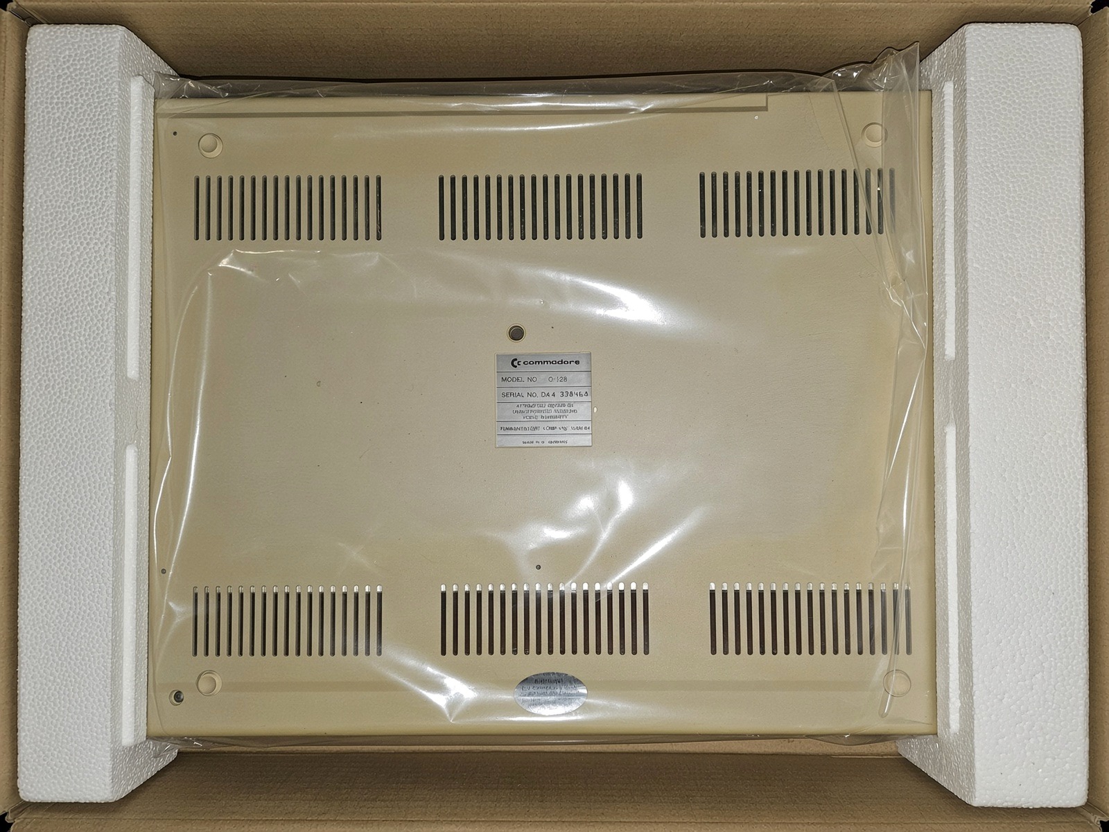 Commodore 128 in erhaltener Originalverpackung mit Styroporeinsätzen und Schutzhülle