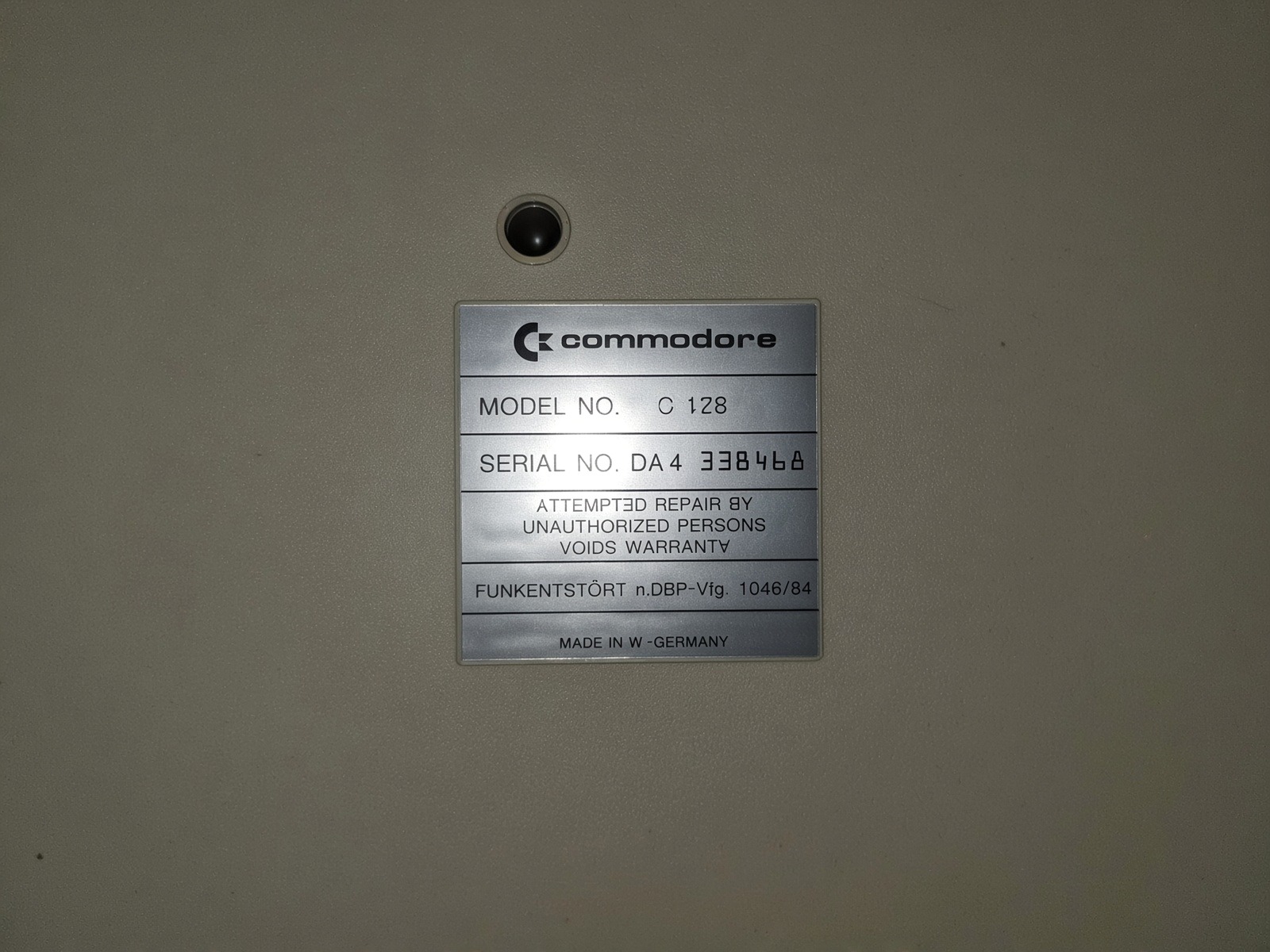 Typenschild eines Commodore C128 mit Hinweis Made in W.-Germany
