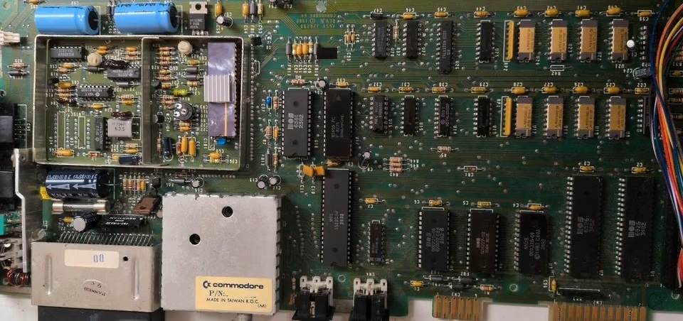 Mainboard des erhaltenen Commodore 64 mit der Kennzeichnung ASSY 326298 REV A