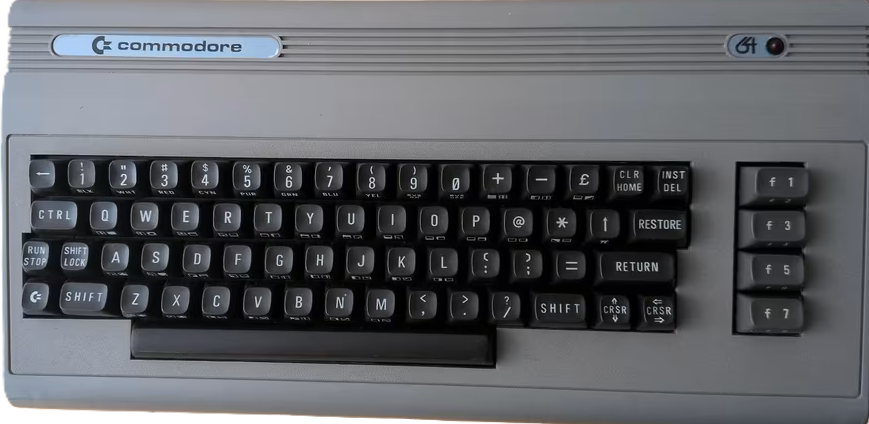Erhaltener Commodore 64 im klassischen Gehäuse mit dunkler Tastatur und braunen Funktionstasten