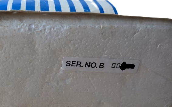 Erhaltener Styroporeinsatz der Commodore-64-Originalverpackung mit anonymisiertem Seriennummernaufkleber
