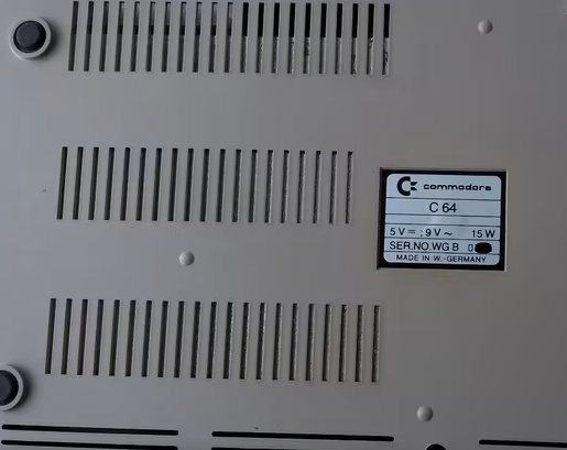 Typenschild des erhaltenen Commodore C64 mit Angabe Made in W.-Germany; Seriennummer anonymisiert