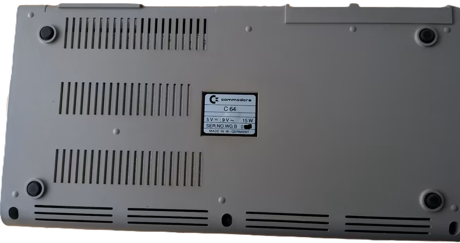 Unterseite des erhaltenen Commodore 64 mit Lüftungsschlitzen und Typenschild