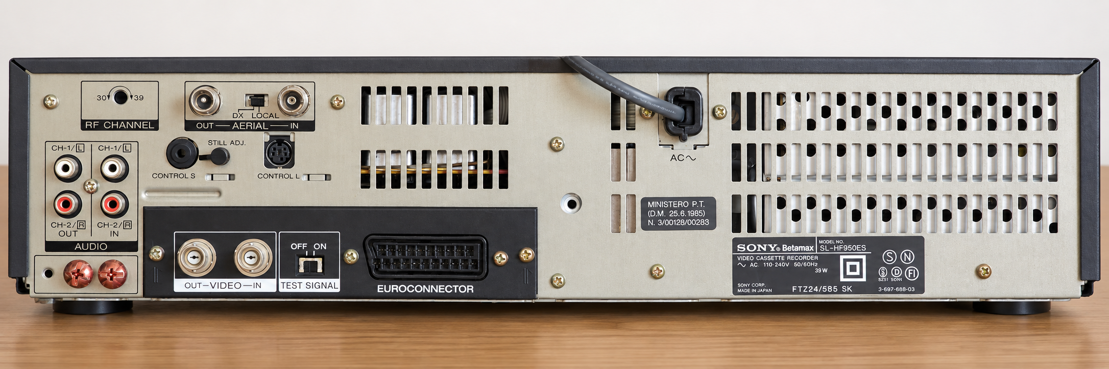 Sony SL-HF950 ES in gerader Rueckansicht auf einer Holzplatte