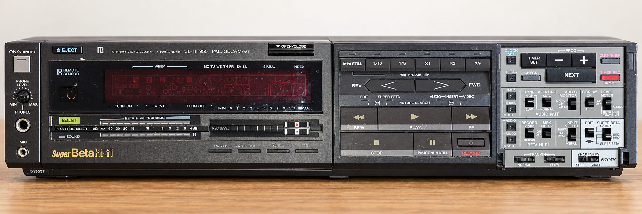 Sony SL-HF950 ES in gerader Vorderansicht auf einer Holzplatte