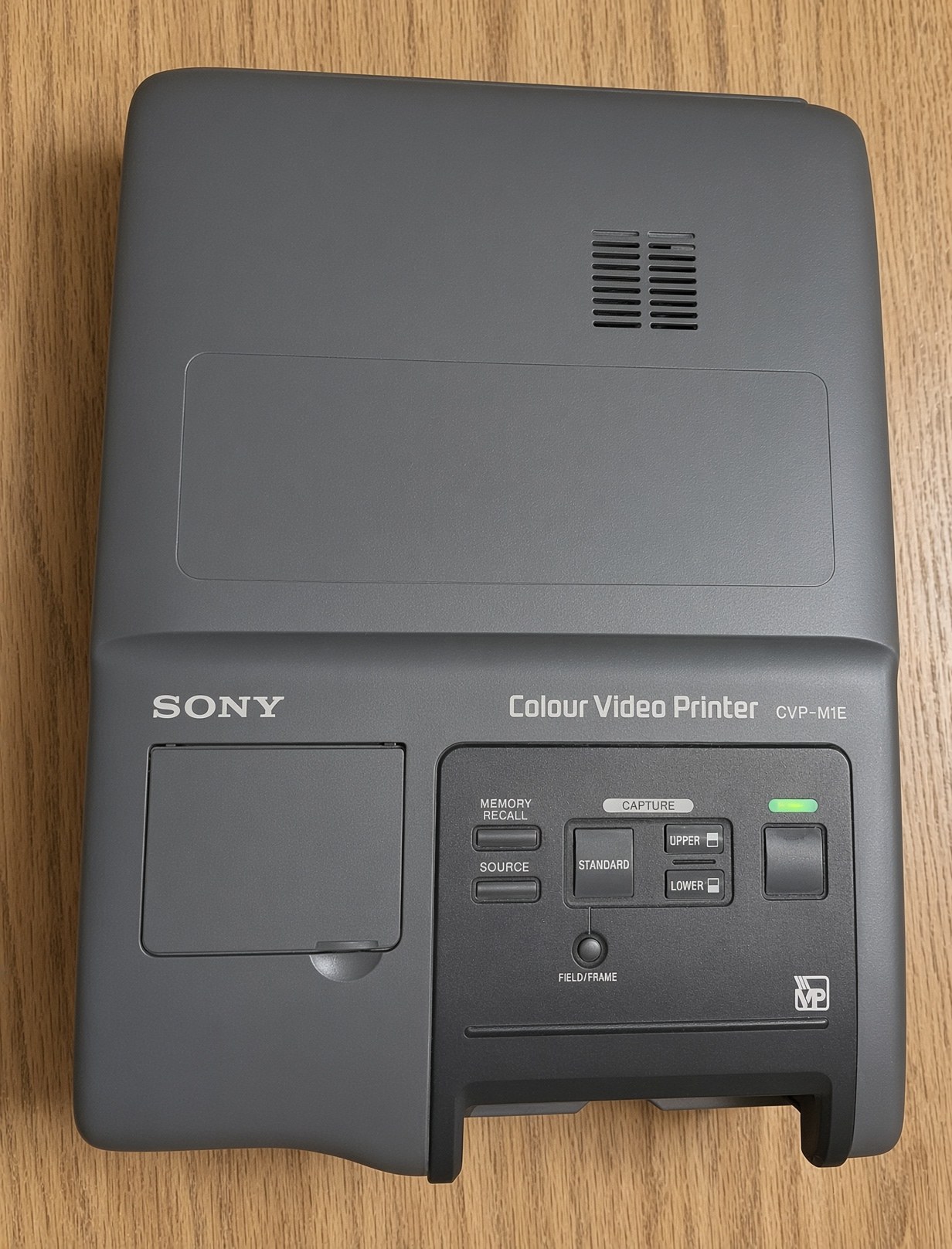 Erhaltener Sony Colour Video Printer CVP-M1E von oben mit Bedienfeld und Field/Frame-Umschaltung