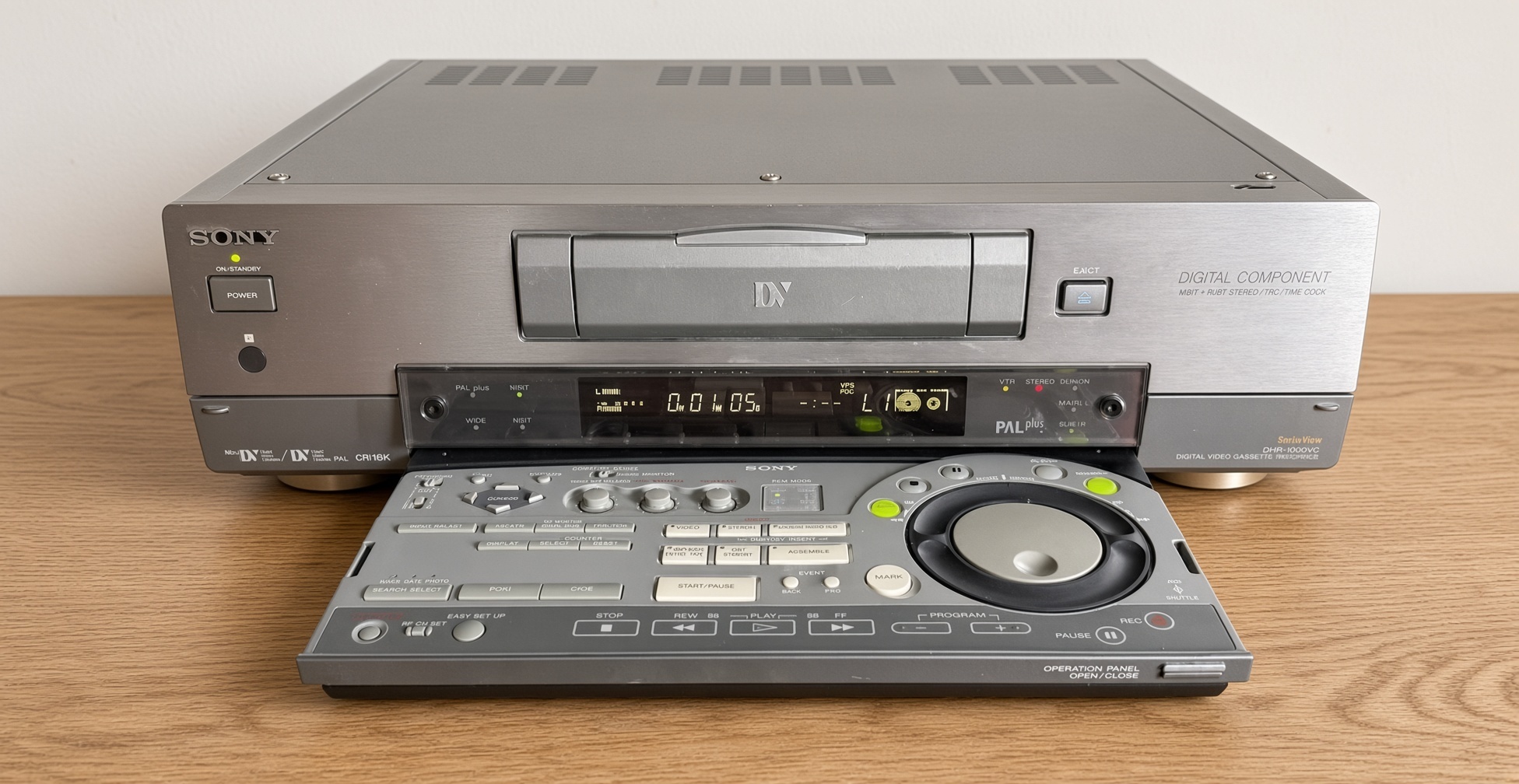 Sony DHR-1000VC von vorne mit geöffnetem Bedienfeld, Jog-Shuttle-Rad und Schnittfunktionen