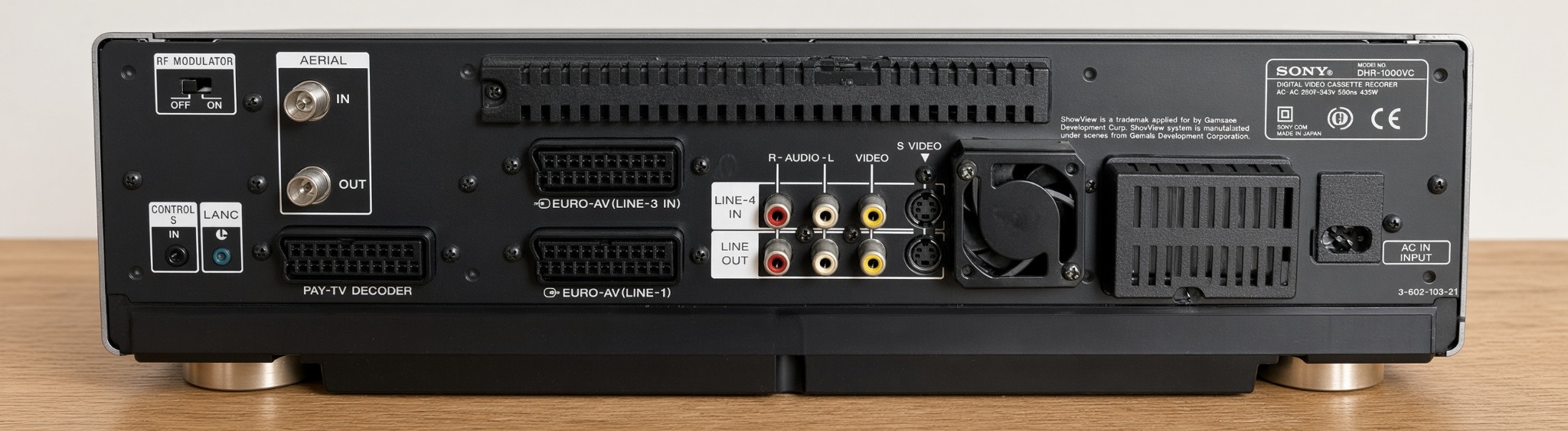 Rückansicht des Sony DHR-1000VC mit LANC, Control-S, Euro-AV, Audio, Composite-Video, S-Video, Antennenanschlüssen und Typenschild