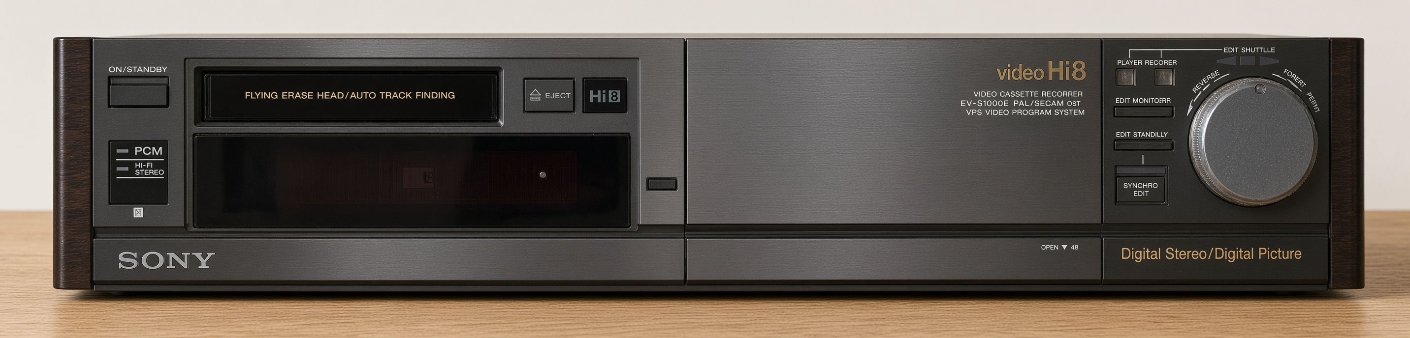 Eigener Sony EV-S1000E Hi8 Videorecorder in Frontansicht mit Edit Shuttle, Hi8- und PCM-Hi-Fi-Beschriftung
