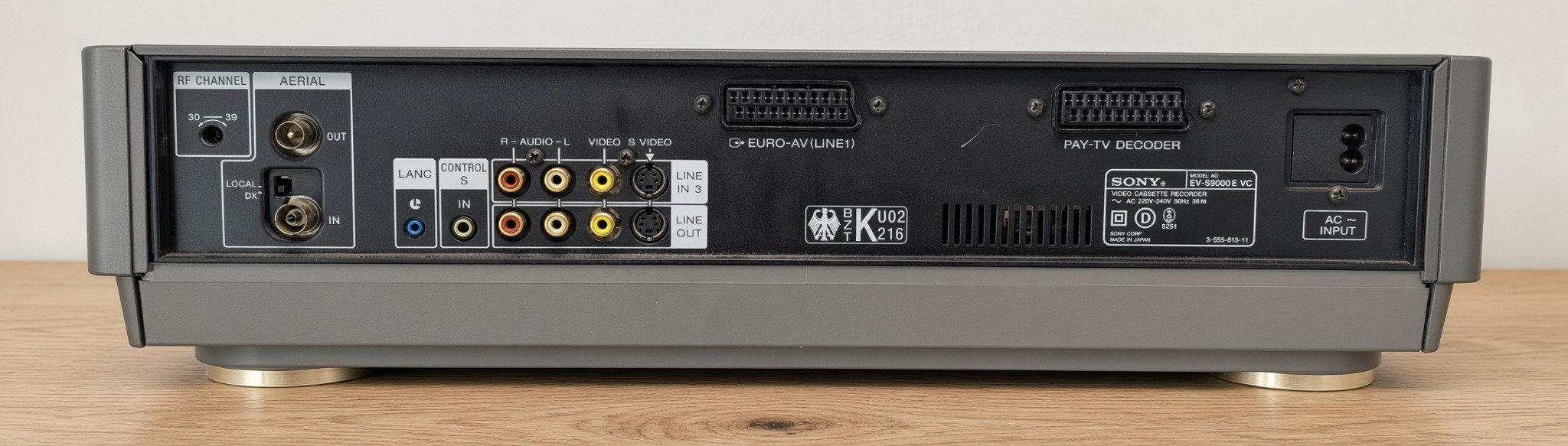 Rückansicht des Sony EV-S9000E mit Audio-, Video-, S-Video-, LANC-, Control-S-, Euro-AV- und Antennenanschlüssen